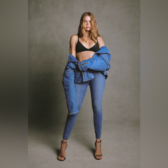 Good American Jeans - Picture 2 of 8